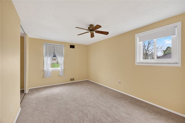 5483 Glen Hill Dr, Bethel Park, PA 15102