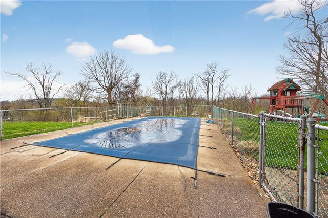 5483 Glen Hill Dr, Bethel Park, PA 15102
