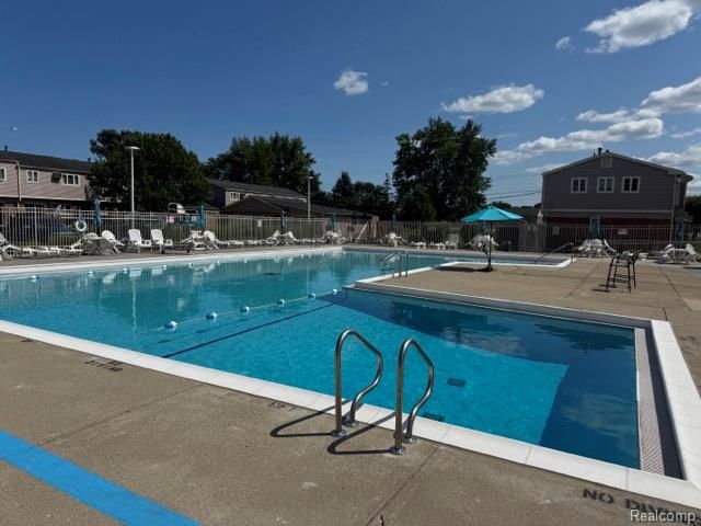 20250 Great Oaks Circle, Clinton Township, MI 48036