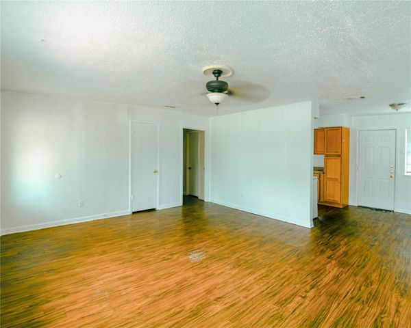 800 E Tucker Boulevard, Arlington, TX 76010
