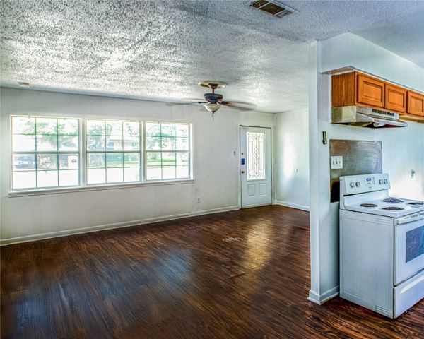 800 E Tucker Boulevard, Arlington, TX 76010