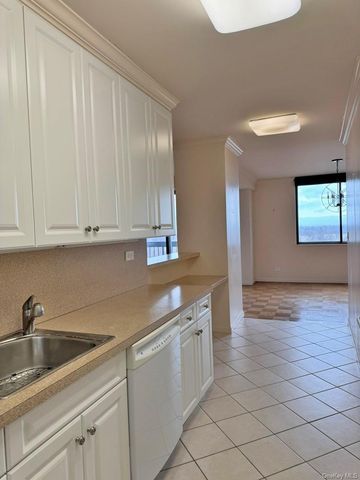 27010 Grand Central Parkway 12G, Floral Park, NY 11005