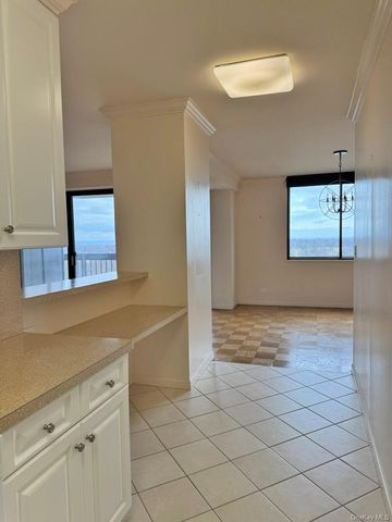 27010 Grand Central Parkway 12G, Floral Park, NY 11005