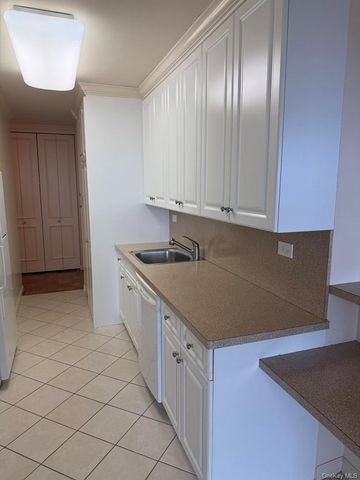 27010 Grand Central Parkway 12G, Floral Park, NY 11005