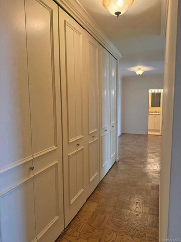 27010 Grand Central Parkway 12G, Floral Park, NY 11005