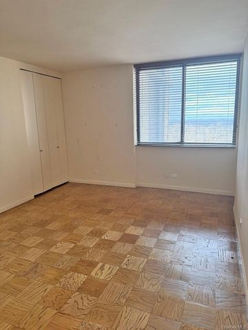 27010 Grand Central Parkway 12G, Floral Park, NY 11005