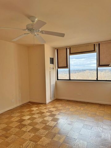 27010 Grand Central Parkway 12G, Floral Park, NY 11005