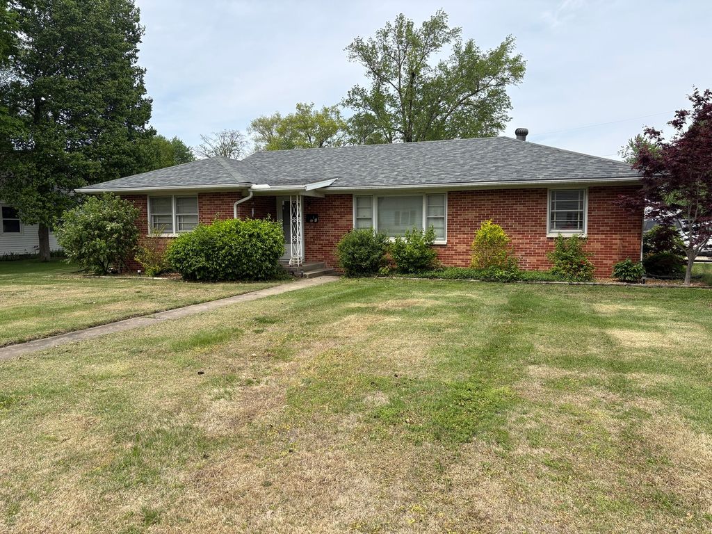 Image 1 of property listing at 1 Charles Drive, Centralia, IL 62801
