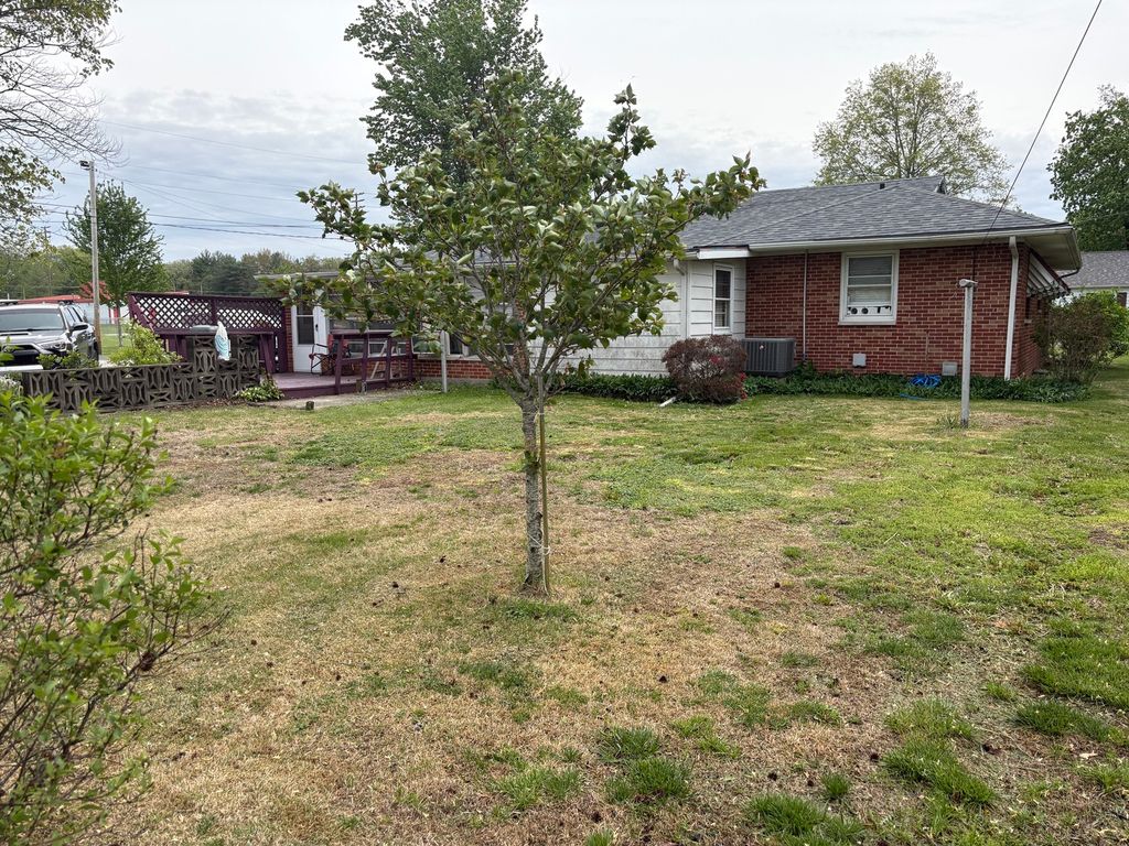 Image 2 of property listing at 1 Charles Drive, Centralia, IL 62801