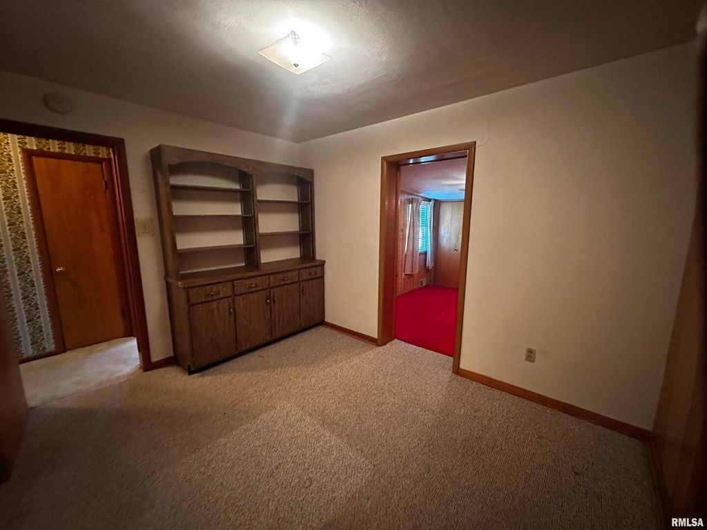 Image 11 of property listing at 1 Charles Drive, Centralia, IL 62801