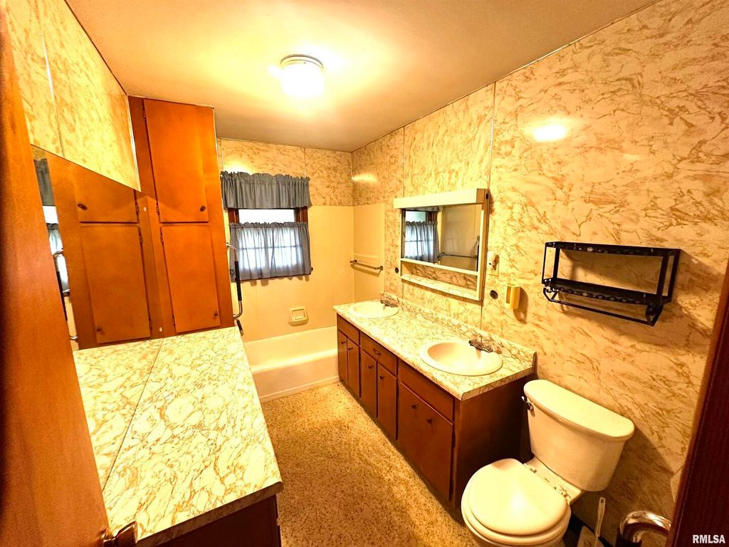Image 14 of property listing at 1 Charles Drive, Centralia, IL 62801