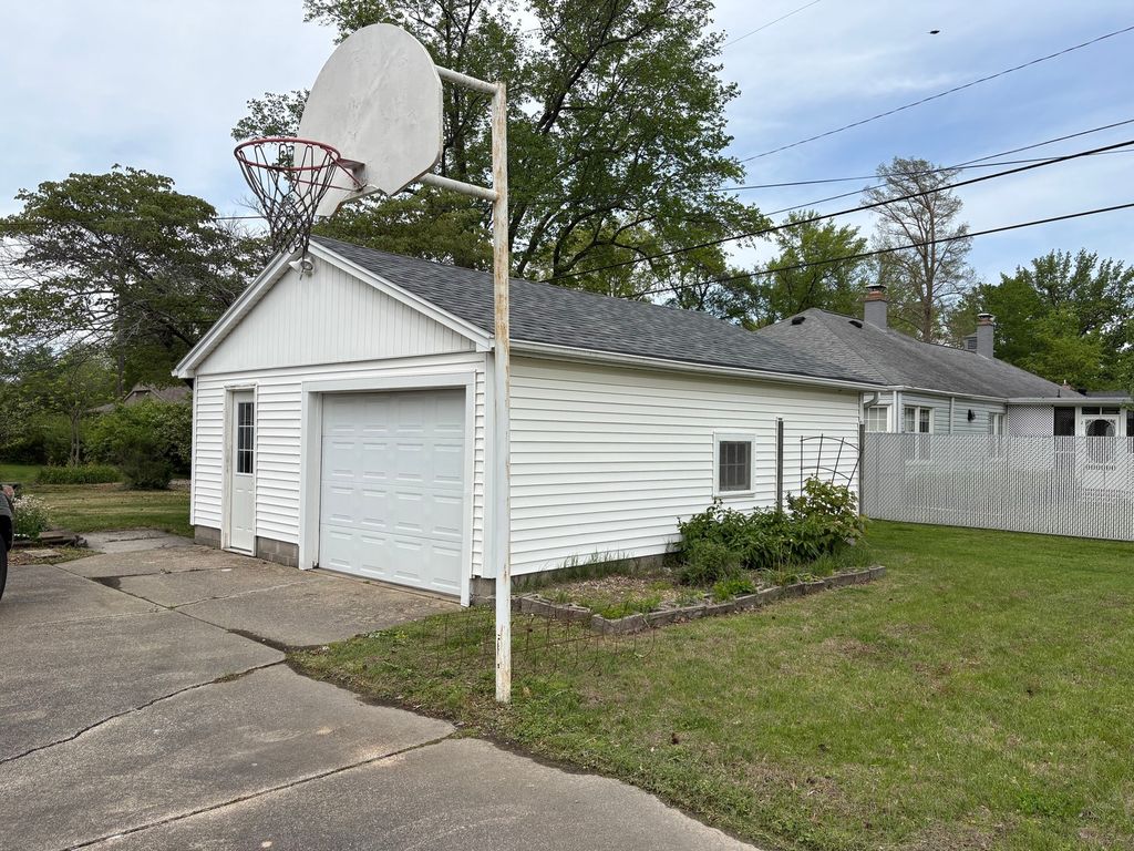 Image 3 of property listing at 1 Charles Drive, Centralia, IL 62801