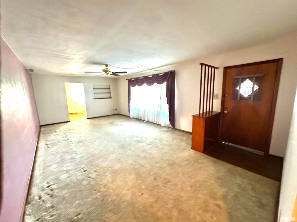 Image 4 of property listing at 1 Charles Drive, Centralia, IL 62801