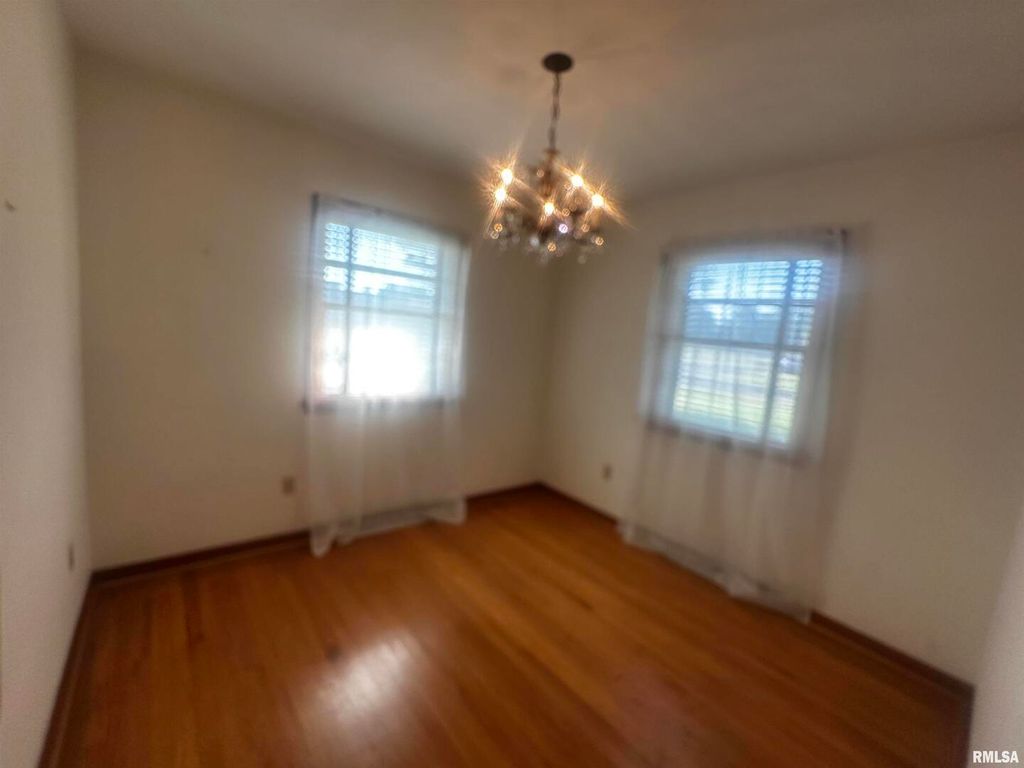 Image 5 of property listing at 1 Charles Drive, Centralia, IL 62801