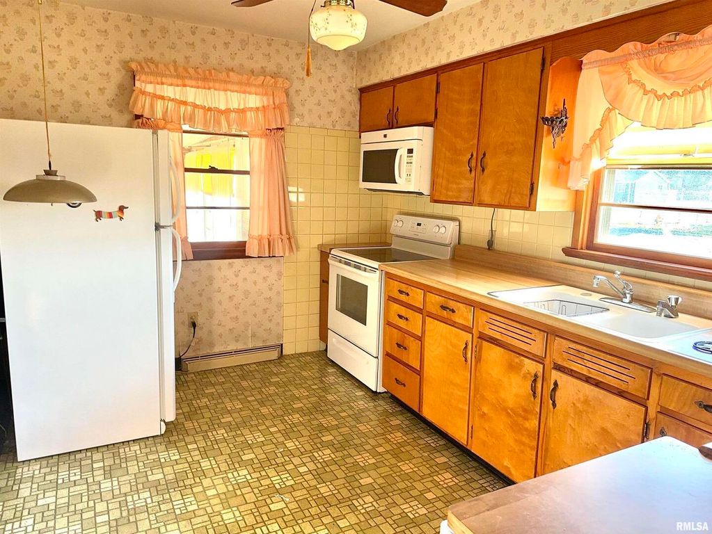 Image 6 of property listing at 1 Charles Drive, Centralia, IL 62801