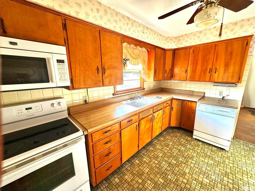 Image 7 of property listing at 1 Charles Drive, Centralia, IL 62801