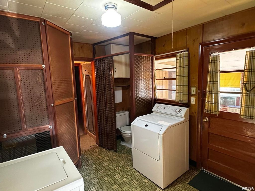 Image 8 of property listing at 1 Charles Drive, Centralia, IL 62801