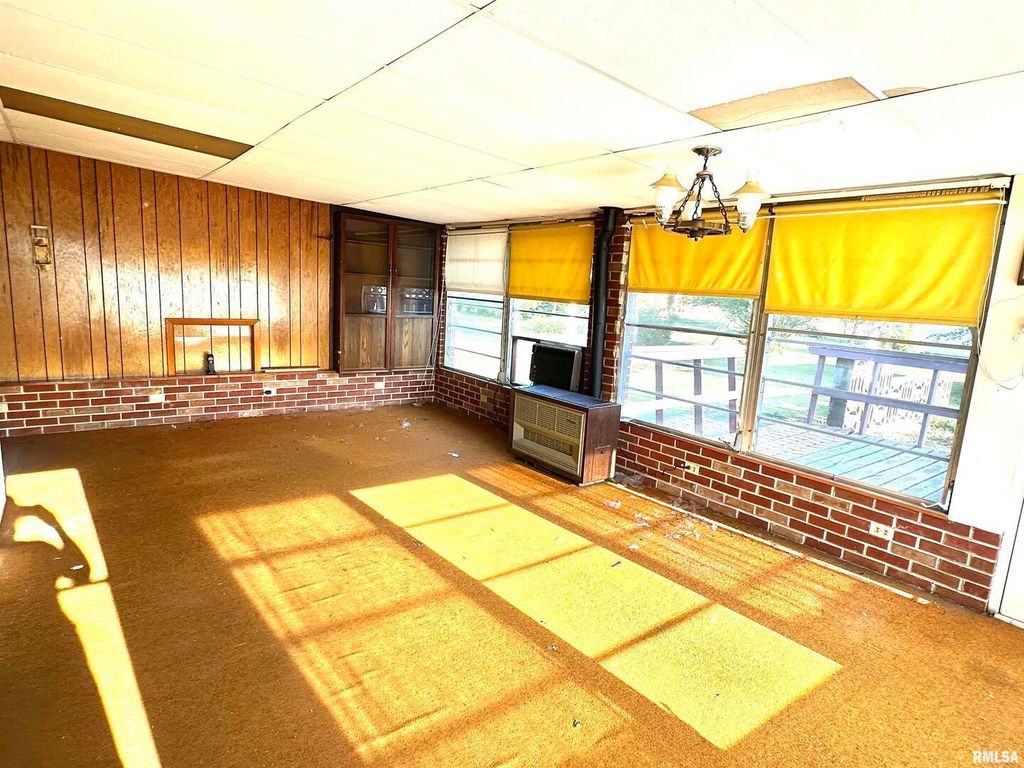 Image 9 of property listing at 1 Charles Drive, Centralia, IL 62801