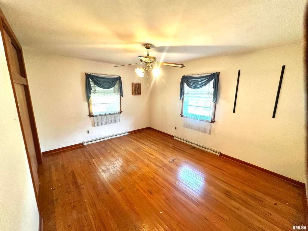 Image 10 of property listing at 1 Charles Drive, Centralia, IL 62801