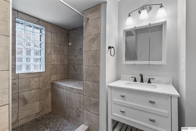 117 S 38th Street, Omaha, NE 68131