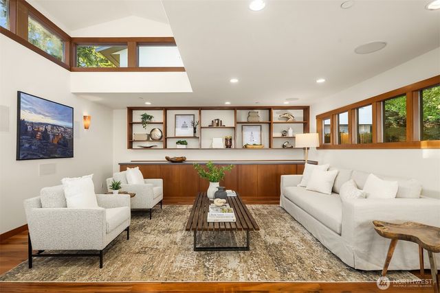 10929 SE Lake Road, Bellevue, WA 98004