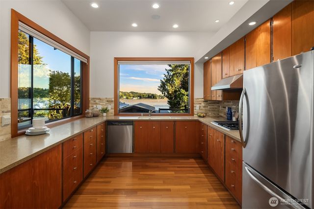 10929 SE Lake Road, Bellevue, WA 98004