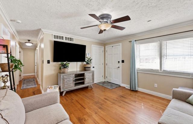 325 E Tiverton Way, Lexington, KY 40517
