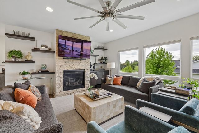 824 83rd Street, West Des Moines, IA 50266