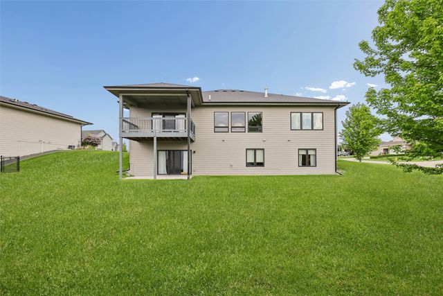 824 83rd Street, West Des Moines, IA 50266