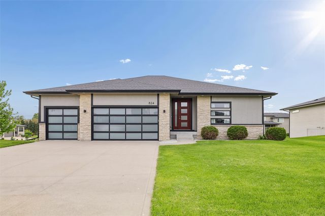 824 83rd Street, West Des Moines, IA 50266