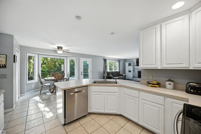 42680 Chippewa Drive, Clinton Twp, MI 48038