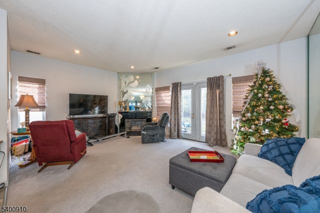 8605 Brittany Dr, Wayne Twp., NJ 07470