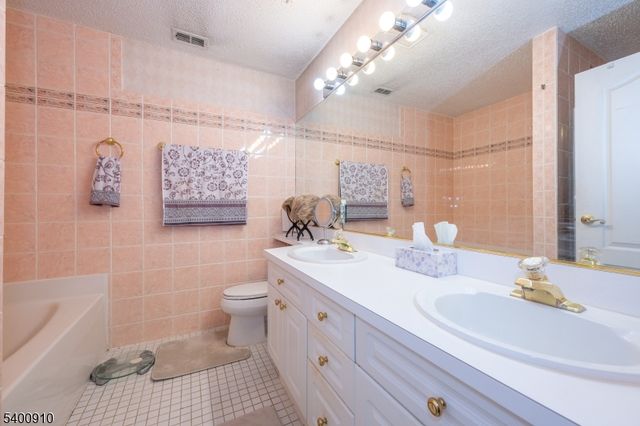 8605 Brittany Dr, Wayne Twp., NJ 07470