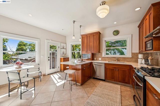 1621 Wellington St, Oakland, CA 94602