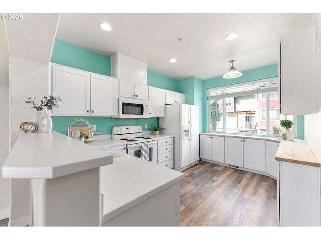 15270 Sw SPARROW Loop 103, Beaverton, OR 97007