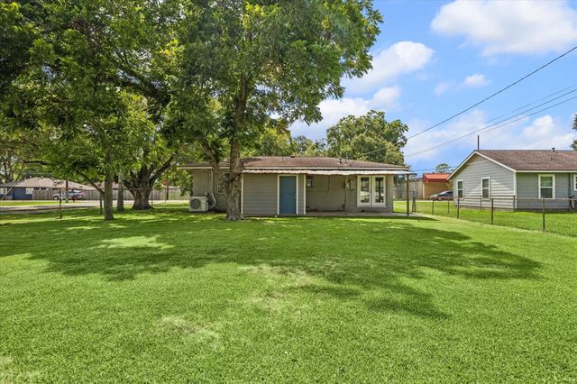 2439 S Austin Avenue, Pearland, TX 77581