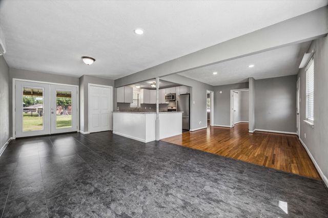 2439 S Austin Avenue, Pearland, TX 77581