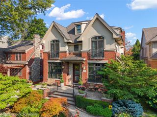 698 Hanna Street, Birmingham, MI 48009