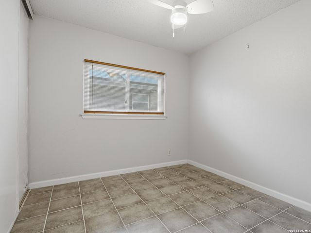 8082 PIONEER TRAIL DR, San Antonio, TX 78244