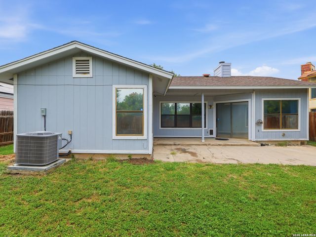 8082 PIONEER TRAIL DR, San Antonio, TX 78244