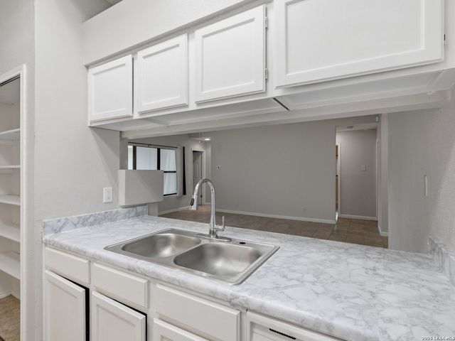 8082 PIONEER TRAIL DR, San Antonio, TX 78244