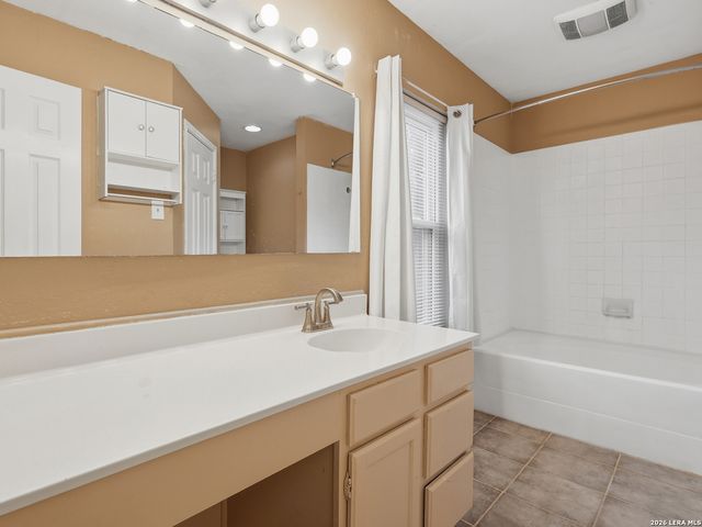 8082 PIONEER TRAIL DR, San Antonio, TX 78244