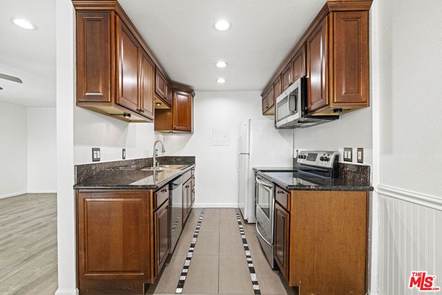 10757 Hortense Street 303, Toluca Lake, CA 91602