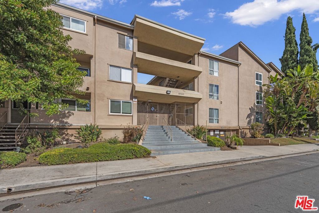 10757 Hortense Street 303, Toluca Lake, CA 91602