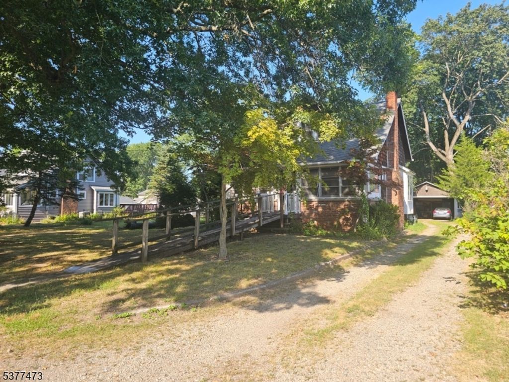 Image 9 of property listing at 50 2nd Street, Pequannock Twp., NJ 07440
