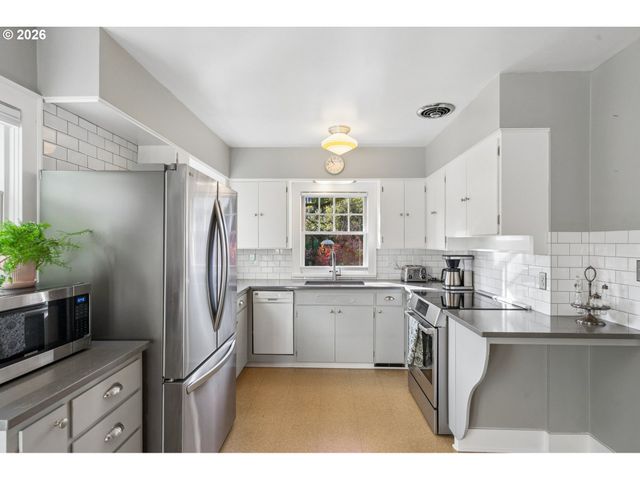 2807 Ne BRAZEE St, Portland, OR 97212