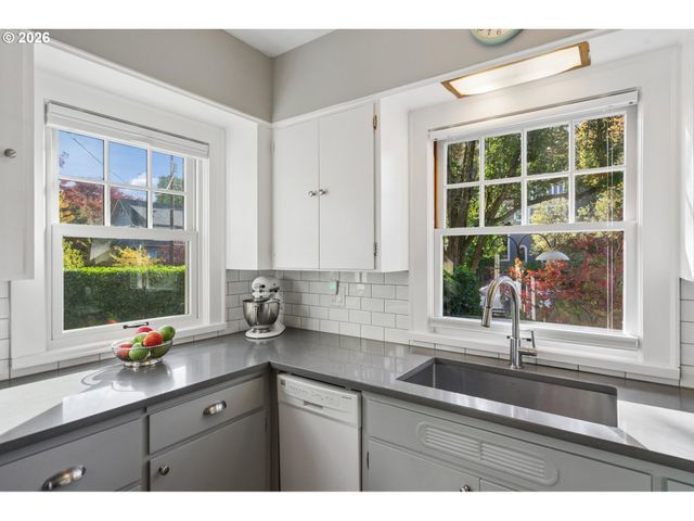 2807 Ne BRAZEE St, Portland, OR 97212