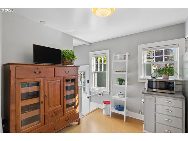 2807 Ne BRAZEE St, Portland, OR 97212