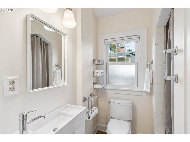 2807 Ne BRAZEE St, Portland, OR 97212