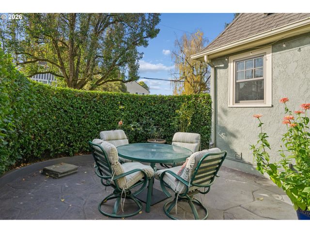 2807 Ne BRAZEE St, Portland, OR 97212